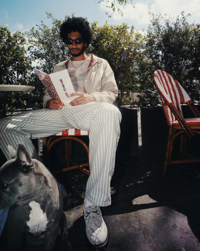 chaussure être Dr. Martens femmes mocassins en daim à imprimé python Adrian Snaffle daim imprimé python sable et noir 6RFZX0377