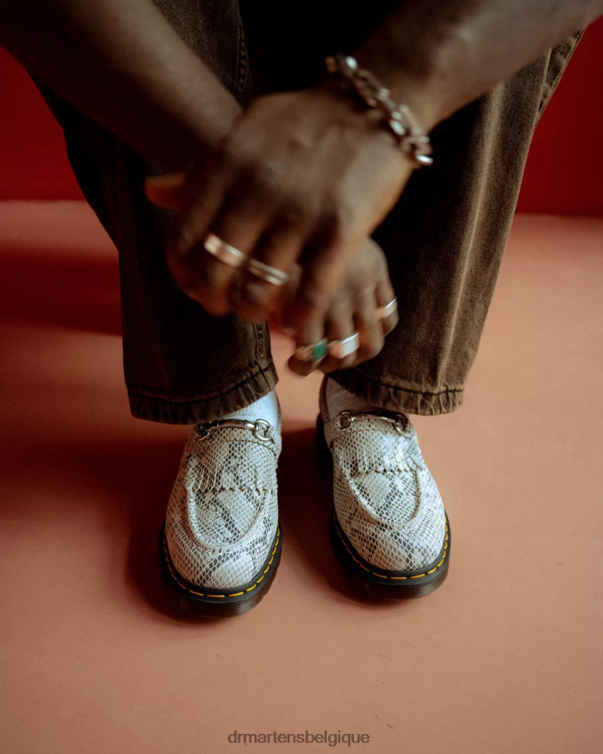 chaussure être Dr. Martens femmes mocassins en daim à imprimé python Adrian Snaffle daim imprimé python sable et noir 6RFZX0377