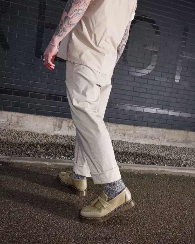 chaussure être Dr. Martens femmes mocassins à pampilles en cuir Adrian Carrara olive de Carrare 6RFZX0371